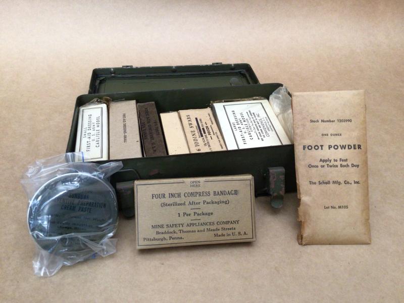 U.S  WW2 - Vietnam  Vehicle Small First Aid Kit