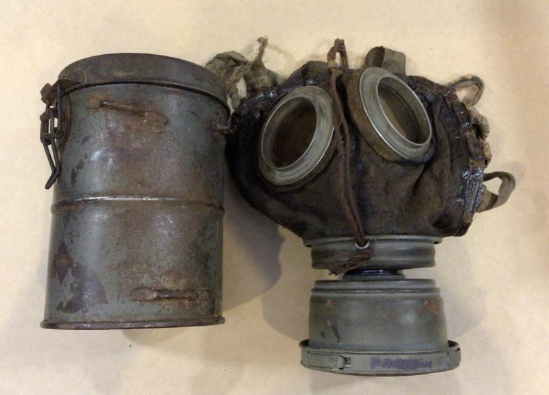 German WW1 M1917 Gas Mask and canister