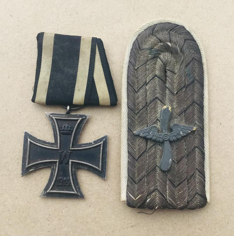 WW1 German Flying Corps Insignia and Photo Group