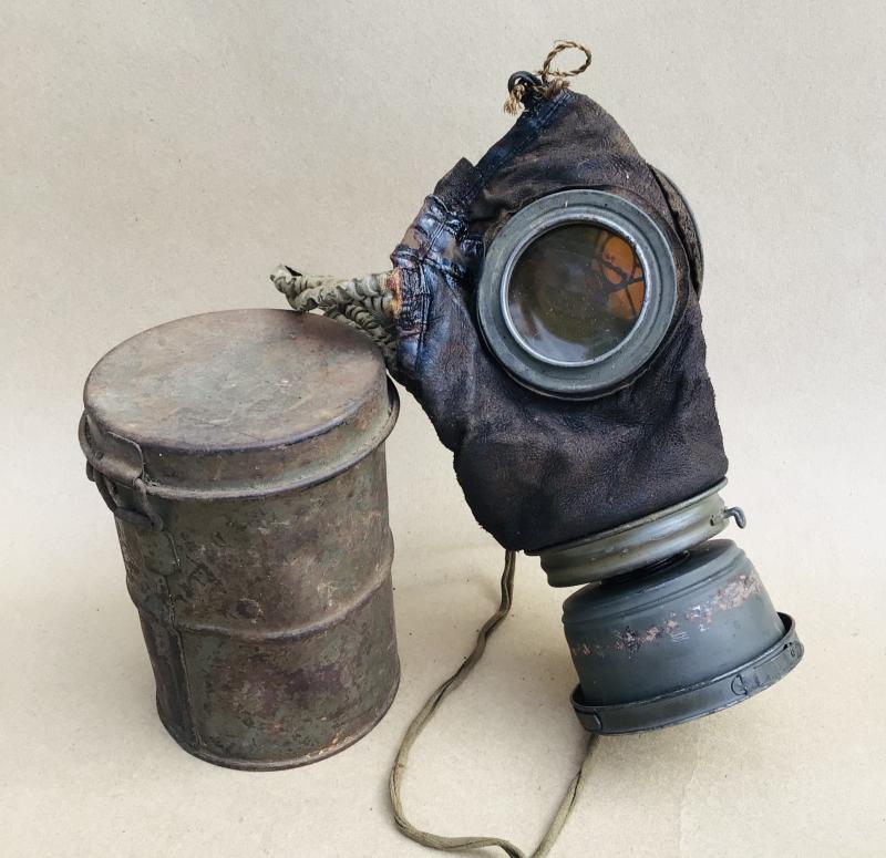German WW1 M1917 Gas Mask and canister